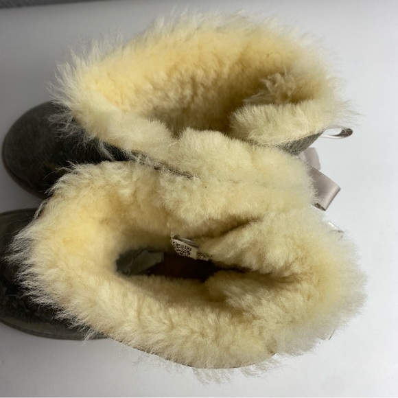 UGG Bailey Bow Short Snake Shearling Boots SZ 7 - Picture 8 of 11